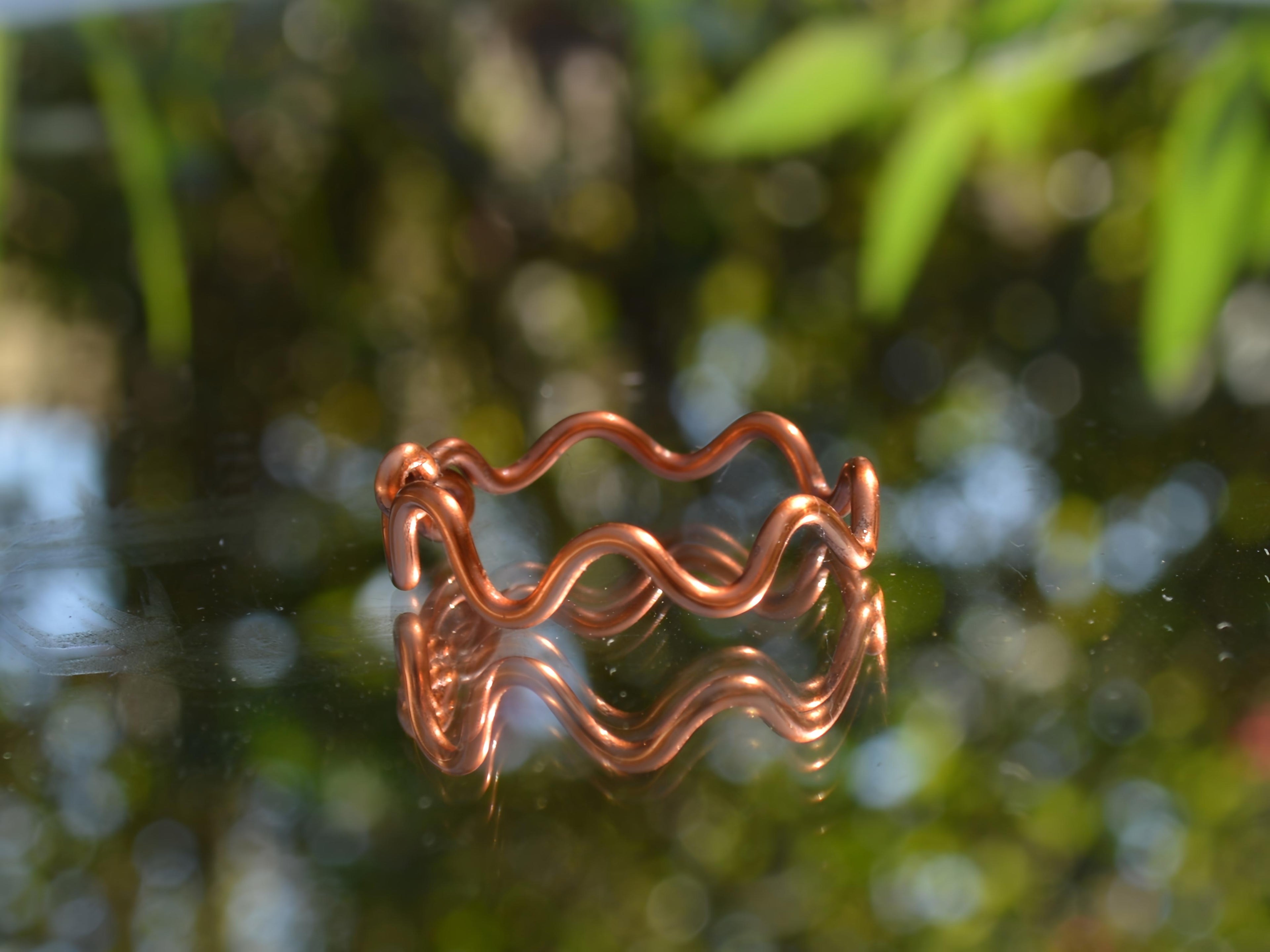 Adjustable wavy ring